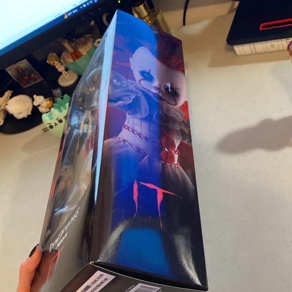 Living Dead Dolls Pennywise - Picture 5 of 10